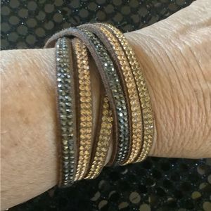 Bracelet earth tones stones twist around wrist snaps on ends very flashy🏝️🌞